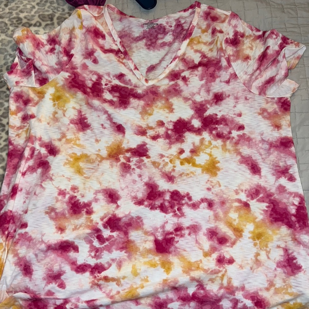 Cute top with detail on bottom!